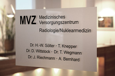 Praxisschild MVZ für Radiologie und Nuklearmedizin in Hildesheim
